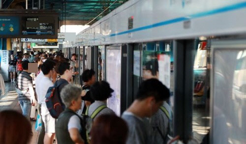 붐비는 서울 지하철. <연합뉴스>